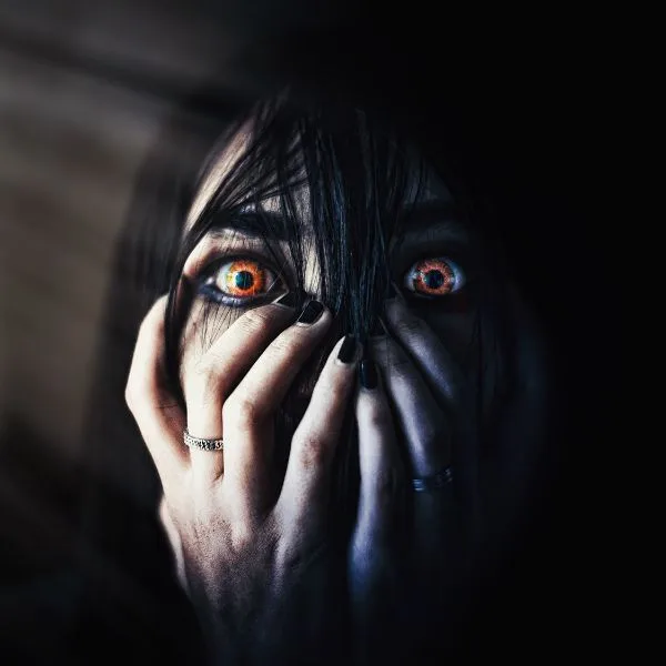 spotkanie z cieniem twarz kobiety z pomarańczowymi oczami