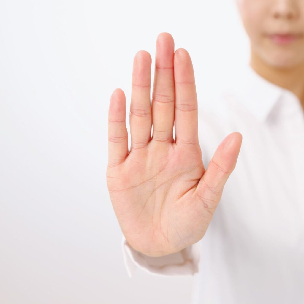 kobieta pokazuje ręką stop